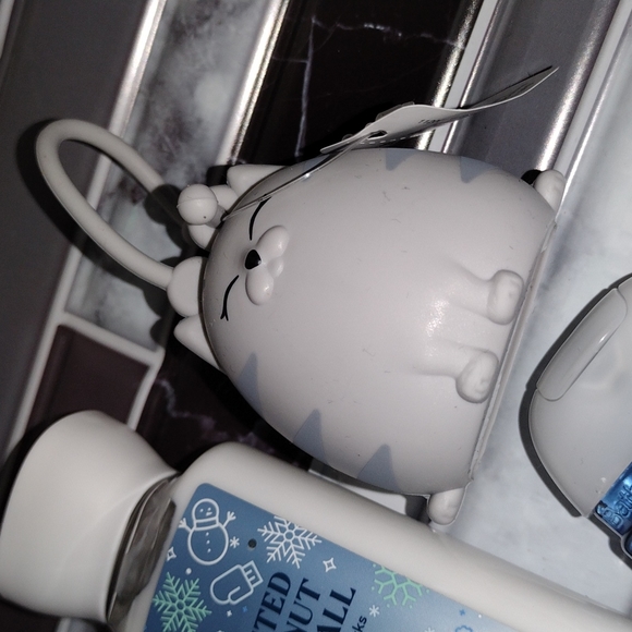 B&BW Frosted Coconut Snowball Hand Cream Pocketbac Body Lotion Seasonal Set NWT - Picture 5 of 8